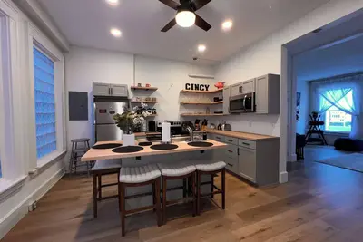 Image de Top floor condo! Just a short walk to Otr, Fountain Square, and the Stadiums!