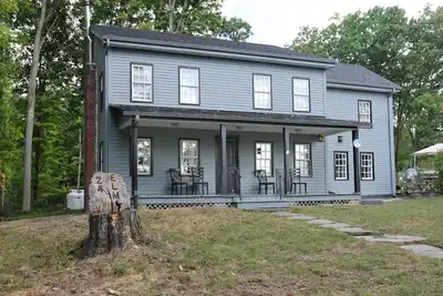 Image de Cozy restored farmhouse on 21 acres