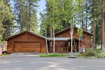 Image de Gorgeous Incline Retreat with Hot Tub, close to everything!