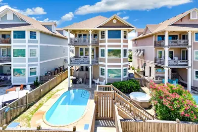 Image de Seaside Oasis *Oceanfront Luxury w/ Private Beach Walkway, Pool, Elevator, Media Rm, Pool Table. . .