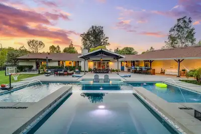 Image de Private gated home, pool\/hot tub, bbq, beach, families, summer vacation.