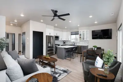 Image de Spacious & Industrial Condo - Perfect for the Whole Gang! Dogs Ok & Great Rates!