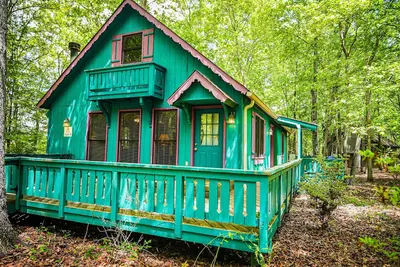 Image de Cozy cottage nestled in the woods.