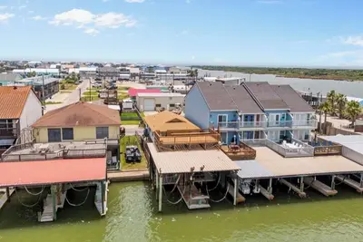 Image de Burnett House-Up Waterfront remodeled to studs
