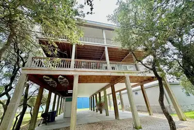 Image de Texas Treehouse is Close to Beach in Poc
