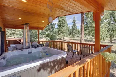 Image de Spacious Duck Creek Village Cabin w/ Hot Tub!