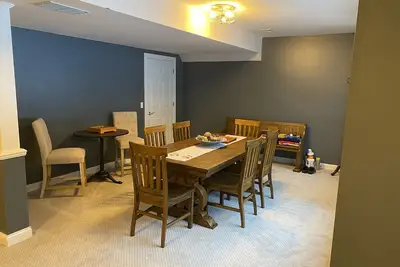 Image de Beautiful acre and a half treed lot with 5 beds and a hot tub in Harbor Springs.