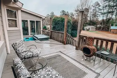 Image de Huge Home, Fire Pit, Hot Tub, New Weber Grill, 2 min from Kroger, 2 Living rooms