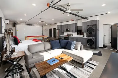 Image de Industrial Retreat Where Recreation Abounds! Dogs Ok, Pool Table, Bbq & More!