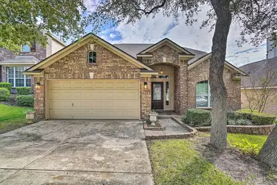 Image de San Antonio Retreat w/ Fireplace + Pool Access!