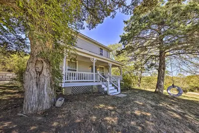 Image de 'The Farm House' w/ Deck & Historic Charm!