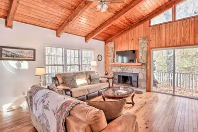 Image de Pet-Friendly 'Serenity Now' Cottage w\/ Deck!