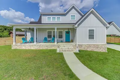 Image de Bright beach house steps from the sand & memories