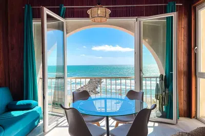 Image de Athena Seafront Apartment, Free Parking & Pool