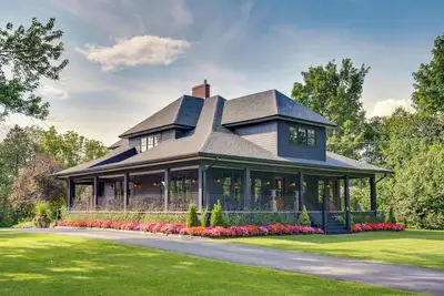 Image de Upscale Arts + Crafts Bungalow w/ Yard, Pool!