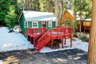 Image de Running Springs Cabin w/ Deck + Forest Views