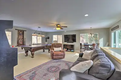 Image de Lake Loon 'Hillside' Cottage w/ Private Deck!