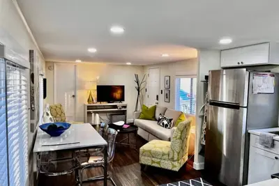 Image de Cherry Creek - restyled with guests in mind, by Bmg