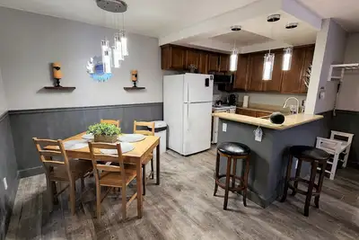 Image de 1br Luxe Condo + pool, gym, parking