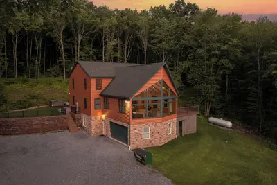 Image de Cliffside Cabin | Hot Tub, Pickleball, Fire Pit + More!