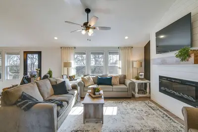Image de 'The Retreat on Reno' Home w\/ Hot Tub + Deck!