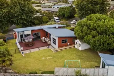 Image de 5 Minutes to The Crossing! Family-sized 2 story home with separate theater room