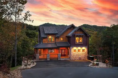 Image de Tuckaway Mtn Lodge - Lux Cabin W/ Salt Wtr Pool/Tesla Charger  Firepit/Hot Tub!