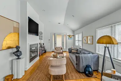 Image de Updated and dog-friendly, close to seasonal activities with yard, & washer/dryer