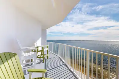 Image de Cozy waterfront condo with pool, fitness area, balcony, & washer/dryer