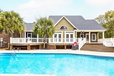 Image de Exquisite home with pool, enclosed yard, fireplace, central Ac, & washer\/dryer