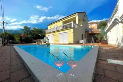 Image de Villa avec air conditionné et une piscine extérieure