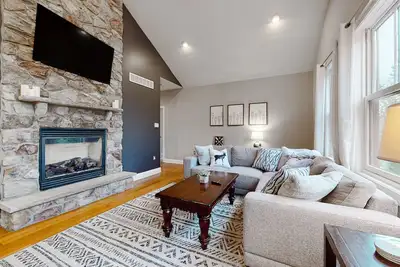 Image de Dog-friendly home with a hot tub & free lake club passes - walk to skiing & lake