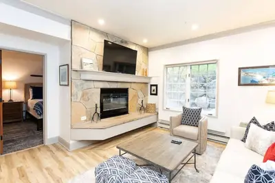 Image de Steps From Slopes - Stunning Remodeled Condo - Private Patio with Ski Access!