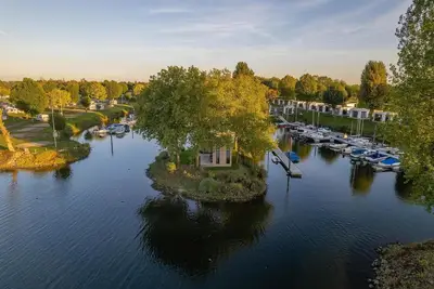 Image de Cozy, cozy and right on the water.