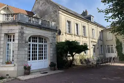 Image de Bel ancien Manoir de chasse / pièces authentiques spacieuses/ jardin/terrasses.