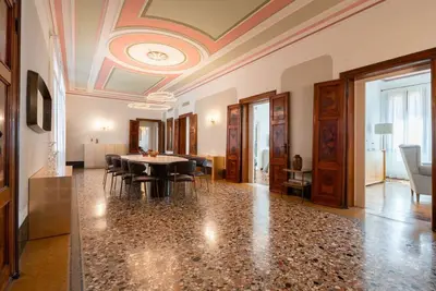 Image de Large 6 bedrooms apartment