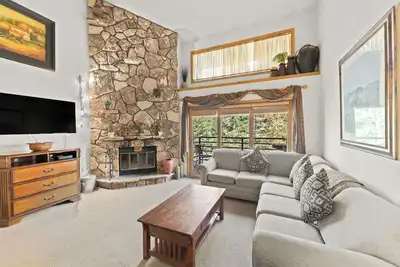 Image de Private Balcony + Grill, Walk to Mountain House Base Area, Shared Hot Tub