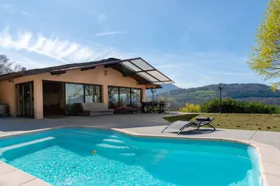 Image de \"Maison individuelle avec piscine et spa\" avec piscine privée, bain à remous et Wi-Fi