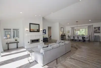 Image de La Vie No. 3, 6br/4ba Golf Front