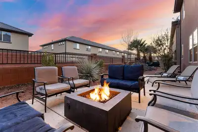 Image de Desert Solitaire #101: Paradise Village Pool, Waterslide, Hot Tub