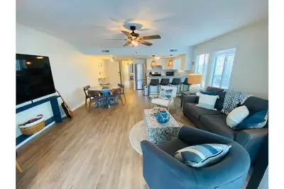 Image de Large 2 bedroom, sleeps 6, 30 seconds to the sand!