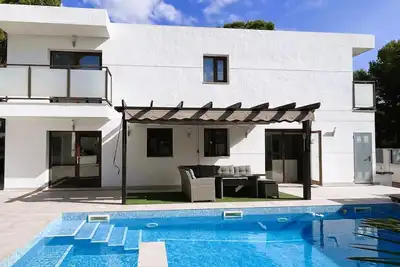 Image de Charmante villa moderne avec piscine à Las Tres Calas