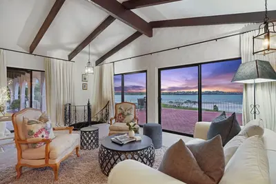 Image de Magnificent Beachfront Mansion | Pool & Fireplace