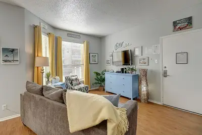 Image de Adorable, dog-friendly studio with private patio, Ac, shared pool, & sauna