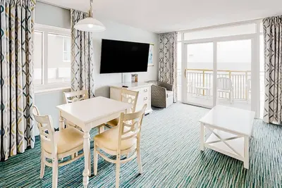 Image de Fourth-floor oceanfront condo with pools, hot tubs, beach access, & fitness room
