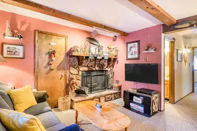 Image de Mountain-view condo with a jetted tub, fireplace & W/D