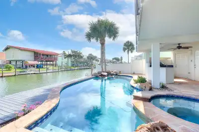 Image de New Ownership  - Canal-front home with pool, pool spa, kayaks, dock, & casita