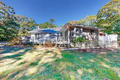 Image de Peaceful home near the beach with garden views, firepit, deck & grill