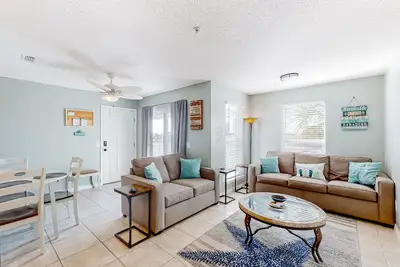Image de Sunny coastal condo with pool, balcony & sound view - walk to the beach
