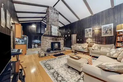 Image de Outdoor getaway near skiing & scenic trails with firepit - walk to Lake Harmony